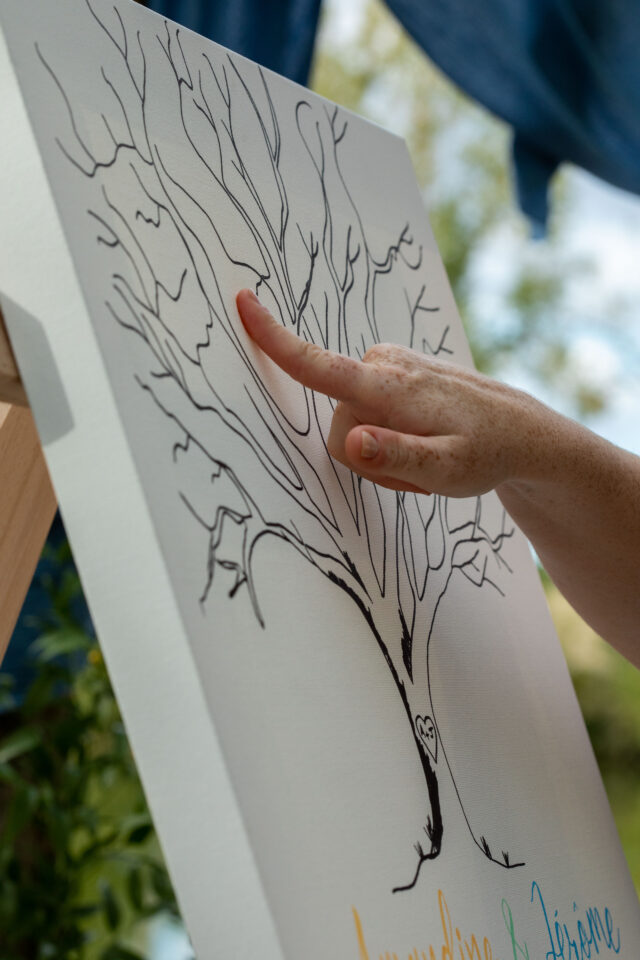 empreinte de la mariée déposée sur l'arbre à empreinte dessiné sur une toile