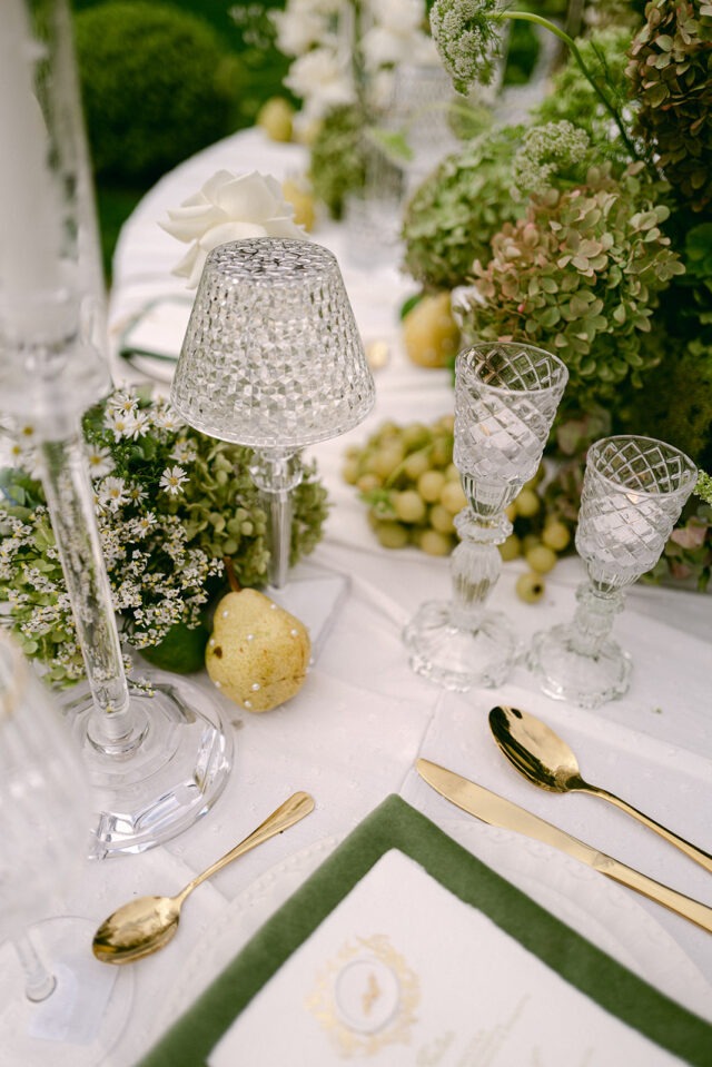 Décoration de table style garden partyStyled Shoot with @lwcb.paris @lwcbusiness Scénographe by @malkanidesign Venue @chateaubonaventure Photographer @catalin.vv Menu @invitatiiloveandpaper Chairs, arch, Tableware @rentaluxparis Design & Decor @mariaplanner @malkanidesign Planners @rose_events___ @carrie.events @mteamevents @agence_voulezvous @vivancia_events @loveeventparis @cletvous @white_events_signes_isabelle Floral @defleursencouleurs @floreal.design