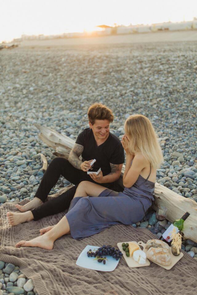 une demande en mariage au coucher de soleil